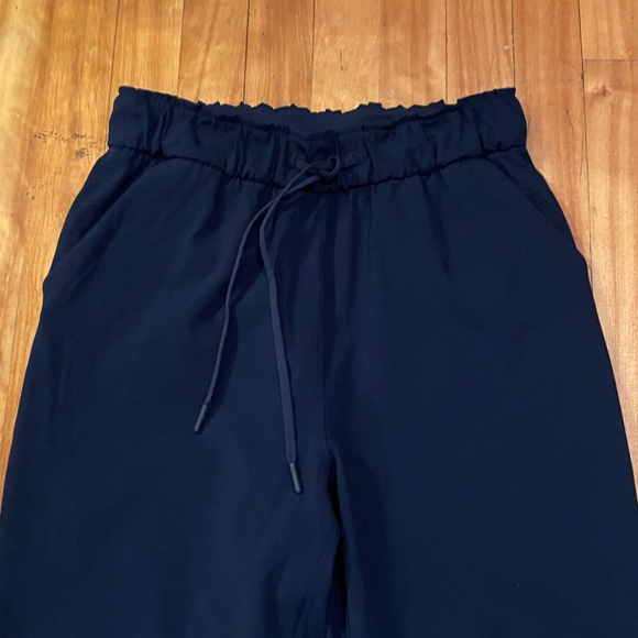 Lululemon On The Fly pants with tote shopping bag - Picture 5 of 11